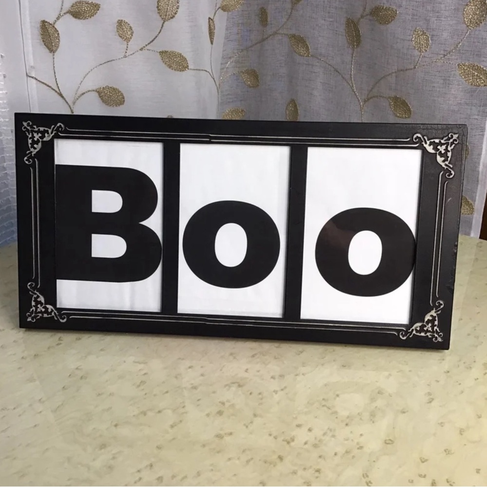 Metal Frame with Glass ‘Boo’ Halloween Spooky Haunted HouseSign